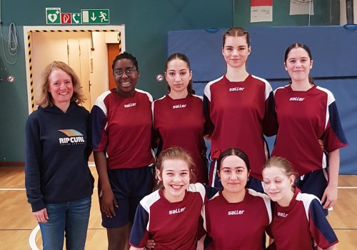  Mädchen der Cäcilienschule erreichen Niedersachsenendrunde bei Jugend trainiert für Olympia